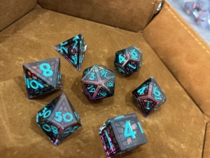 <span class=keywords><strong>Dés</strong></span> en résine à noyau liquide, à bords tranchants, écologiques, gaufrés pour Dungeons & Dragons D4 D6 D8 D10 D12 D20 Jeux de rôle - Product Image 3