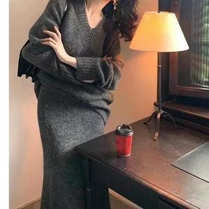 Conjunto de 2 Piezas Casual para Mujer, Suéter de Punto Suave con Cuello en V, Falda de Cola de Pez de Cintura Alta, Estilo Invernal Premium - Product Image 4