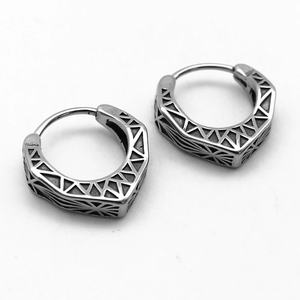 Pendientes de Aro de Acero Inoxidable 316L, Pendientes Huggie con Diseño Geométrico Hexagonal Tallado, Tono Plateado, Estilo Minimalista Urbano - Product Image 1