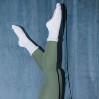 Vente en gros bas quantité minimale de commande design personnalisé logo femmes antidérapant sport salle de sport fitness froufrous blanc perle à volants Yoga Pilates Grip chaussettes