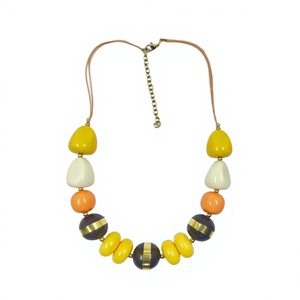 Collier fantaisie unisexe tendance en résine géométrique de qualité supérieure avec perles et chaîne plaquée or en acrylique - Product Image 1