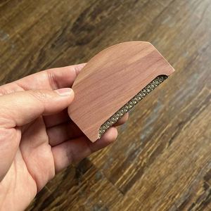 Removedor de Bolitas de Suéter de Madera de Cedro con Logotipo Personalizable, Peine para Tejidos y Cachemira - Product Image 5