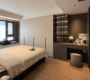 Armadio Multifunzionale Autentico Personalizzato Moderno con Serratura in Legno Massello con Vetrina e Tavolo da Toeletta Bianco per Camera da Letto - Product Image 1