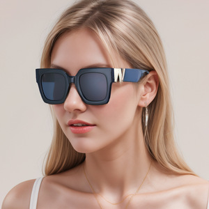 Lunettes de soleil carrées pour femmes Valentino, monture noire en PC, protection UV400, classe 2, design quadrilatère - Product Image 3