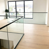 Balustrade en verre moderne en aluminium avec profil en U et bande LED pour hôtel, villa, appartement, balcon et escalier