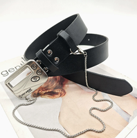 Cette ceinture noire unique est de style rétro avec un pendentif en cuivre de type pager, marquée 'STAY AHEAD ADVISOR' et décorée d'une délicate chaîne à billes suspendue.