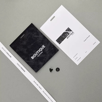 Étiquette volante personnalisable OEM pour vêtements, étanche et écologique, avec panneau texturé robuste, insert en papier mat lisse et sangle de scellage