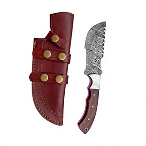Couteaux de chasse Tracker en acier Damas artisanal de qualité supérieure, pour le camping et la chasse en plein air, avec manche en bois et étui en cuir. - Product Image 5