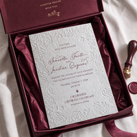 Invitations de mariage personnalisées imprimées en blanc avec cadre rose en relief et noms en écriture cursive pour les ensembles de commandes de mariage
