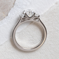 IGI-Zertifizierter CVD Labor-Gezüchteter Diamant 10k 14k 18k Gold Verlobungsring Ovaler Schliff Drei-Stein-Design mit Blütenblatt-Krappenfassung