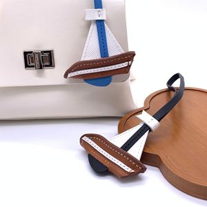 Pendentif décoratif haut de gamme en cuir véritable tanné végétal pour sac nautique - Product Image 1