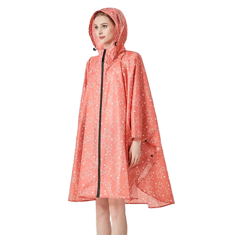 Venta al por mayor de alta calidad de tela de poliéster para adultos al aire libre impermeable ligero cremallera con capucha Poncho de lluvia para las mujeres
