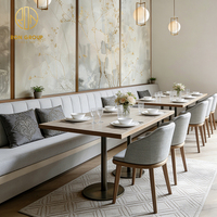Banquette longue capitonnée en velours gris clair style crème minimaliste, ensemble table et chaises en bois, mobilier de café et de restaurant