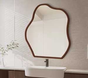 Miroir mural ondulé à cadre en bois foncé, miroir de salle de bain irrégulier pour la décoration intérieure et les projets hôteliers, vente en gros directe usine - Product Image 1