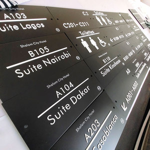 Plaque de numéros de chambre d'hôtel personnalisée en acrylique avec lettres en relief et ligne de séparation - Product Image 1