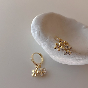 Boucles d'oreilles en métal avec pompon fleuri, design original, pour femmes, personnalité coréenne, simples, toutes occasions - Product Image 4