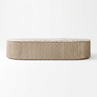 Table basse ovale en marbre, style moderne et minimaliste, avec base en bois massif à nervures profondes, pour salon.