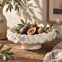 Plateau en céramique crème sur piédestal avec décor en relief sculptural, plateau de présentation décoratif pour la décoration moderne de la maison