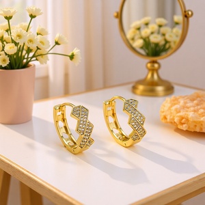 Pendientes Geométricos Huggie de Oro 18K con Zirconia Engastada en Bisel para Uso Diario - Product Image 1