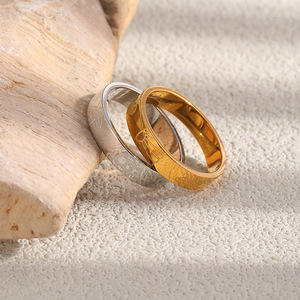 Bague plate élégante gravée en acier inoxydable plaqué or 18 carats, résistante à l'eau et au ternissement, minimaliste, pour femme - Product Image 5