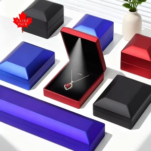 Boîte d'emballage carrée haut de gamme Laire avec éclairage LED pour bagues, pendentifs, colliers et bracelets - Product Image 1