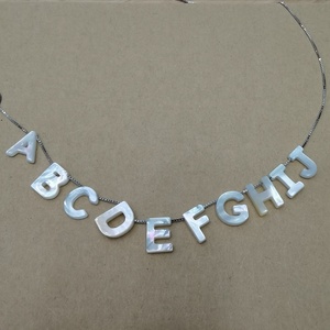 Concha de perla natural, 26 cuentas de <span class=keywords><strong>letras</strong></span> del alfabeto para fabricación de joyas, collar inicial, accesorios de pulsera - Product Image 1