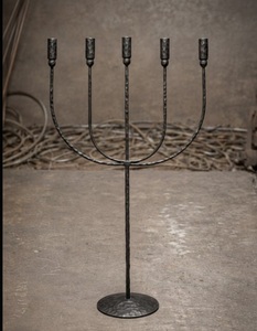 Achetez un porte-bougie pilier avec un candélabre en fer forgé à la main et cinq branches pour une utilisation domestique. - Product Image 2