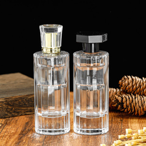 Botella de Vidrio Transparente Redonda con Rayas Verticales de 100 ml, Botella de Perfume Recargable de Alta Gama con Pulverizador a Presión - Product Image 1