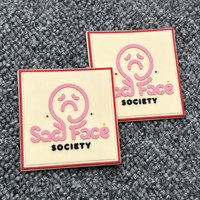Étiquettes de vêtements en gros de haute qualité, logo souple, patch en caoutchouc PVC 2D 3D, badge personnalisé en PVC avec crochet et boucle pour vêtements et sacs