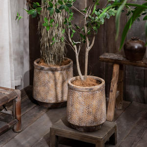 <span class=keywords><strong>Maceta</strong></span> de Arcilla Moldeada Estilo Mimbre de Bambú Extra Grande para Uso <span class=keywords><strong>en</strong></span> Interiores/Exteriores con Follaje Artificial de <span class=keywords><strong>Nandina</strong></span> y Eucalipto - Product Image 6