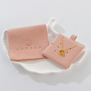 Carte de présentation de bijoux en microfibre imperméable personnalisée, étiquette de bijoux en microfibre imperméable avec logo perforé - Product Image 3