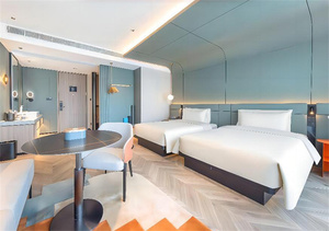 เตียงขนาดควีนไซส์แบบเดี่ยวของโรงแรมเตียงขนาดควีนไซส์พร้อมโต๊ะข้างเตียงสำหรับการต้อนรับชุดห้องนอนอพาร์ทเมนต์ - Product Image 2