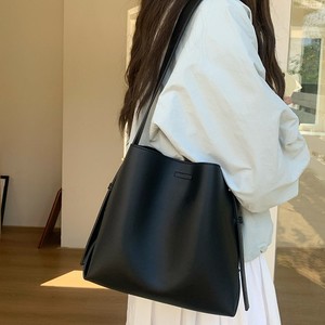 กระเป๋าโท้ทผู้หญิง สีดำ หัวเข็มขัดแม่เหล็กแบบนุ่ม ความจุขนาดใหญ่ ใช้ได้ทุกวัน ฤดูใบไม้ผลิ 2025 สีพื้น กระเป๋าสะพายข้าง - Product Image 2