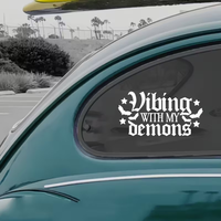 Autocollant de fenêtre de voiture « Gothic Vibing With My Demons », motif chauve-souris et étoile, lettres en vinyle, autocollant décoratif imperméable pour véhicule