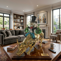 Sculpture de luxe en chrome, statue exclusive de vieil homme chevauchant un taureau doré, pour la décoration intérieure et un chef-d'œuvre pour galerie d'art