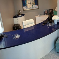 Projet de clinique dentaire américaine Cabinet de rangement en laque blanche Bureau de réception avec comptoir en pierre de quartz bleu