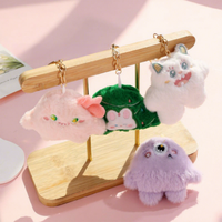 En gros, Pendentif décoratif pour sac à main pour femme, en peluche imprimé en typographie motif petit monstre de dessin animé, qui couine au pression