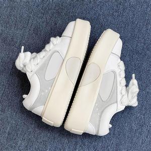 Chaussures tendance pour couples, baskets décontractées polyvalentes à semelle épaisse et rehaussante, modèle Koala Gray Niche Heart Board Shoes, blanches - Product Image 2