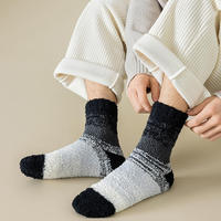Vente en gros de pantoufles d'hiver colorées mignonnes chaudes douillettes personnalisées thermiques moelleuses épaisses unisexes pour hommes chaussettes floues pour la maison