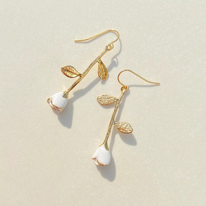 Orecchini Pendenti Lunghi con Foglie e Rose Bianche per Donne, Stile Francese, Accessori Floreali per Uso Quotidiano - Product Image 4