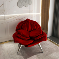 Fauteuil d'appoint en velours à pétales de rose, fauteuil sculptural rouge cramoisi avec pieds métalliques coniques, chaises d'appartement pour salon