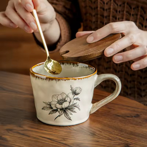 Tasse à café en porcelaine fine, surface émaillée, toucher luxueux, compatible micro-ondes et lave-vaisselle, design portable, idéale pour les fêtes. - Product Image 3