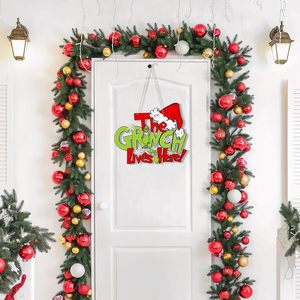 Panneau de porte de Noël en bois « Le Grinch habite ici », décoration murale de Noël, style traditionnel, en buis, forme irrégulière - Product Image 1