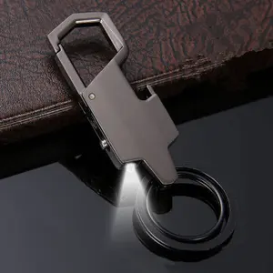 Nouveau design créatif initial porte-clés logo personnalisé lampe de poche simple voiture porte-clés accessoires avec décapsuleur