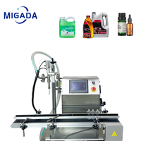 Machine de remplissage automatique de liquides (sauces, crèmes, fluides à haute viscosité) de type convoyeur, pompe à engrenages, en acier inoxydable 316L.