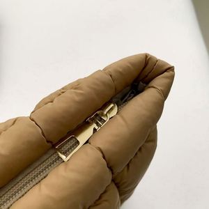 Bolsa de Maquillaje Cosmética Acolchada de Nailon Ligero y Suave con Relleno de Plumón para Invierno 2024 con Logotipo Personalizado - Product Image 4