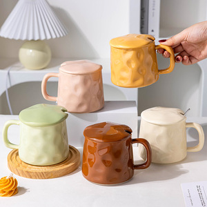 Taza de cerámica de color sólido con tapa y cuchara para café, té y desayuno. - Product Image 5