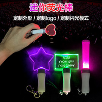 Barra Fluorescente Mini, Llavero Acrílico con 15 Colores Cambiantes, Modos Luminosos Intermitentes, Luz de Mano para Conciertos