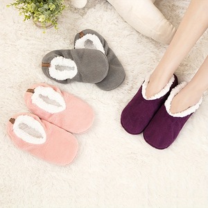 Chaussettes pantoufles doublées en sherpa pour femmes, antidérapantes, douces, pour la maison, cadeau de mariage, enterrement de vie de jeune fille, vente en gros, logo personnalisé - Product Image 4