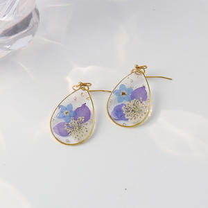 Anting-anting Juntai tetesan air bunga Resin berlapis emas mode baja tahan karat anting-anting kait bunga kering bentuk tetesan air mata - Product Image 6